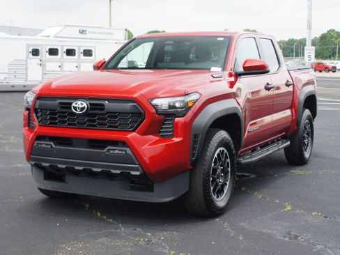 Used 2025 Toyota Tacoma TRD Off-Road w/ TRD Off Road Upgrade Package AWD/4WD image 2