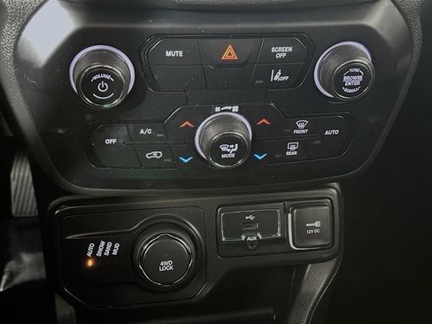 Used 2022 Jeep Renegade Latitude w/ Convenience Group image 16