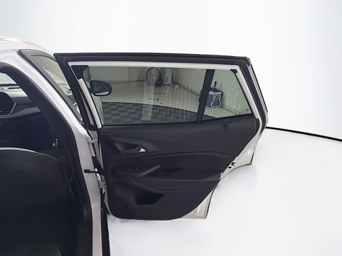 Used 2025 Chevrolet Trax RS w/ Sunroof Package FWD image 30