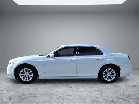 Used 2022 Chrysler 300 Touring image 4