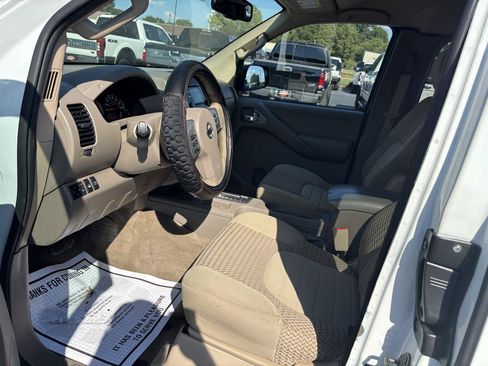 Used 2014 Nissan Frontier SV w/ SV Value Truck Package AWD/4WD image 9