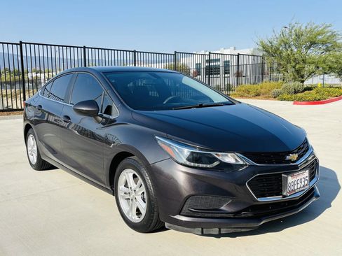 Used 2017 Chevrolet Cruze LT image 8