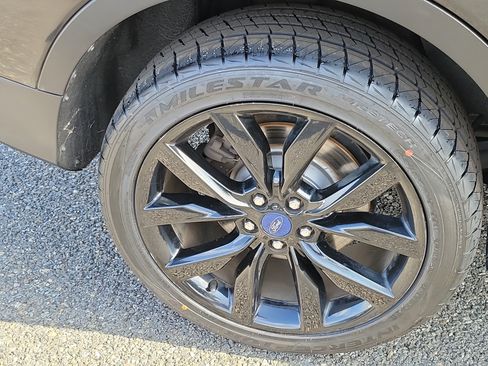 Used 2017 Ford Escape SE w/ SE Sport Appearance Package FWD image 24