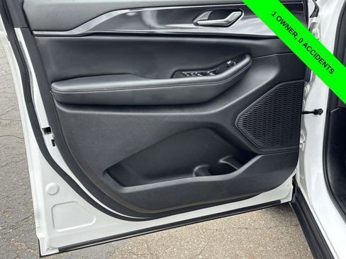 Used 2023 Jeep Grand Cherokee Altitude AWD/4WD image 9