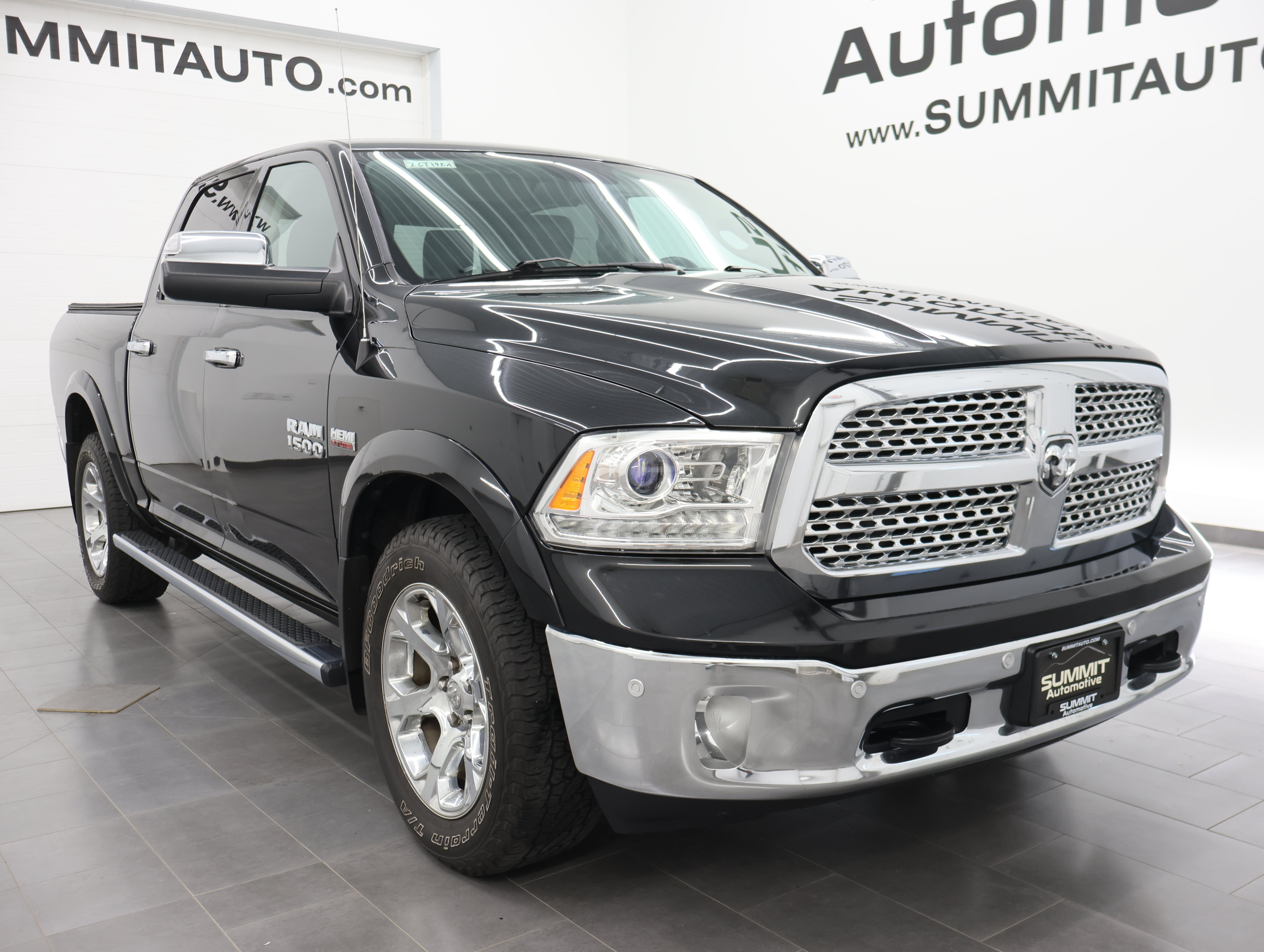 Used 2018 RAM 1500 Laramie w/ Convenience Group AWD/4WD image 2