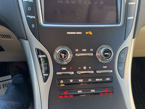 Used 2020 Lincoln Nautilus Premier w/ Equipment Group 101A image 24