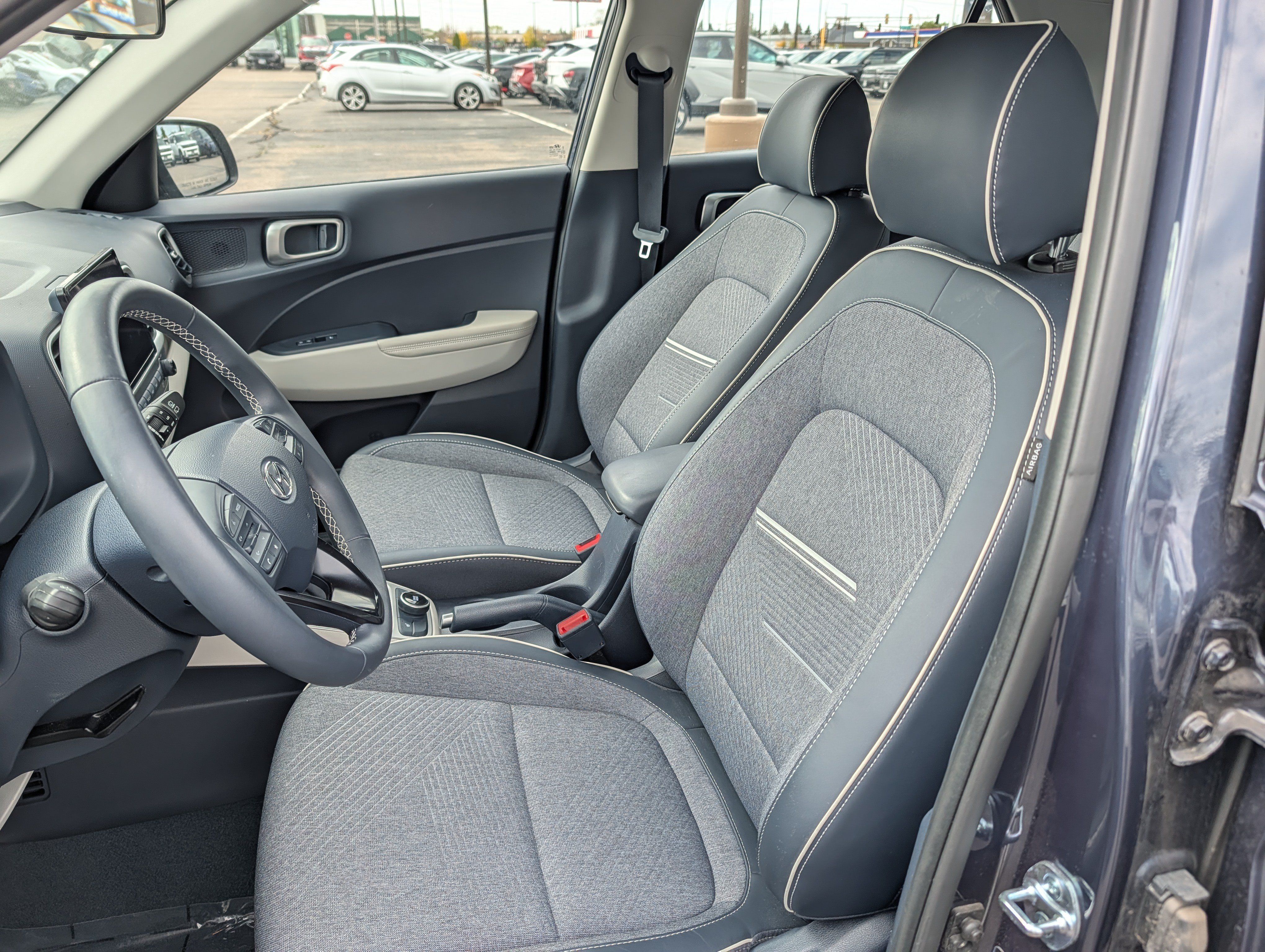 Used 2025 Hyundai Venue Limited FWD image 10
