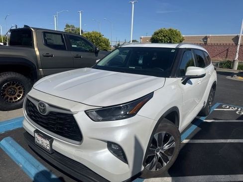 Used 2023 Toyota Highlander XLE image 1