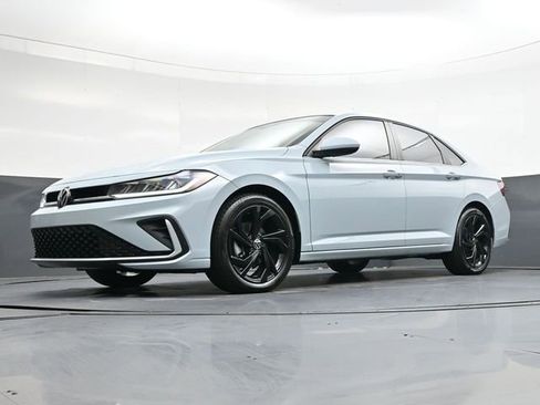 Used 2025 Volkswagen Jetta SE image 34