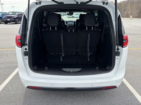 New 2026 Chrysler Pacifica Limited w/ S Appearance Package FWD image 7