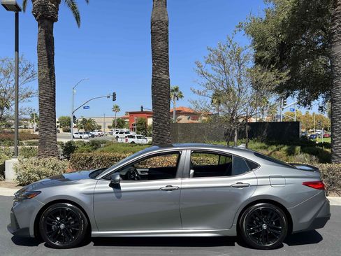 Used 2025 Toyota Camry SE w/ Convenience Package FWD image 16