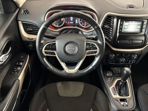 Used 2018 Jeep Cherokee Latitude w/ Cold Weather Group image 18