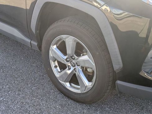 Used 2021 Toyota RAV4 XLE Premium image 6