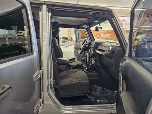 Used 2017 Jeep Wrangler Unlimited Sahara AWD/4WD image 31