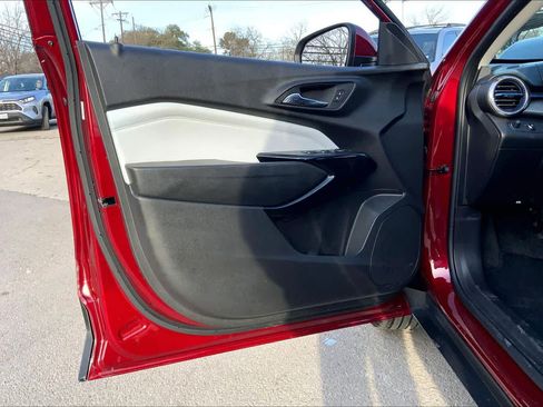 Used 2025 Chevrolet Trax LT image 21