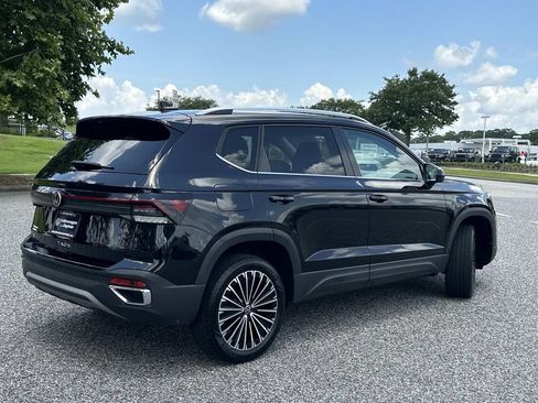 Used 2025 Volkswagen Taos SE FWD image 5