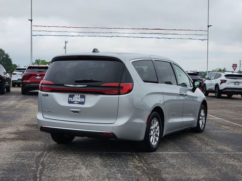 Used 2024 Chrysler Pacifica Touring-L FWD image 7