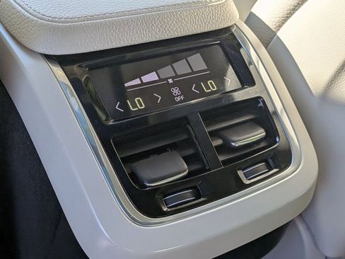 Used 2016 Volvo XC90 T6 Momentum w/ Momentum Plus Package image 18