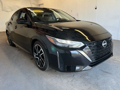 Used 2025 Nissan Sentra SR FWD image 4