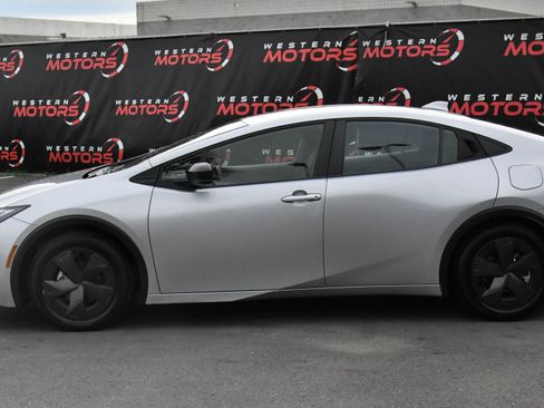Used 2024 Toyota Prius LE image 4