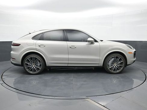 Certified 2022 Porsche Cayenne Platinum Edition image 24