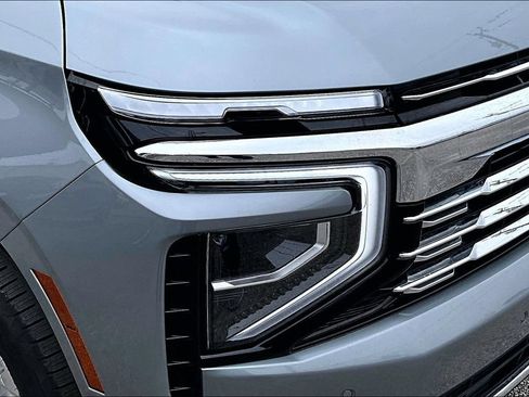 Used 2025 Chevrolet Suburban Premier AWD/4WD image 40