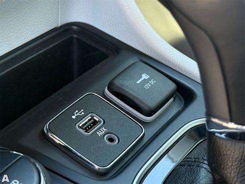 Used 2019 Jeep Cherokee Limited w/ Luxury Group image 23