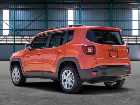 Used 2017 Jeep Renegade Latitude w/ Cold Weather Group AWD/4WD image 3