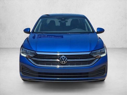 Used 2024 Volkswagen Jetta SE FWD image 2