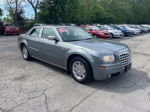 Used 2006 Chrysler 300 Touring RWD image 3