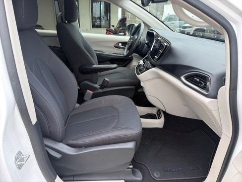 Used 2017 Chrysler Pacifica Touring w/ Tire & Wheel Group FWD image 24