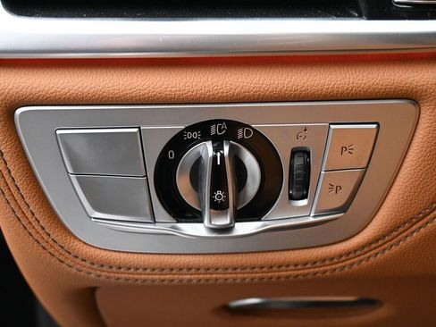 Used 2022 BMW 750i xDrive w/ Luxury Rear Seating Package image 19