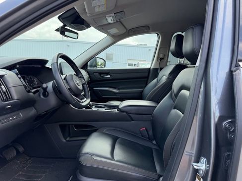 Used 2023 Nissan Pathfinder SL w/ Black Appearance Package FWD image 12