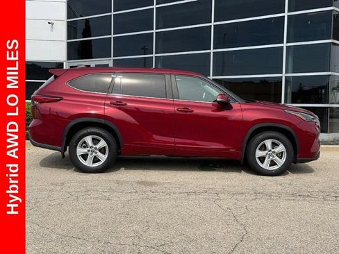Used 2023 Toyota Highlander LE AWD/4WD image 2