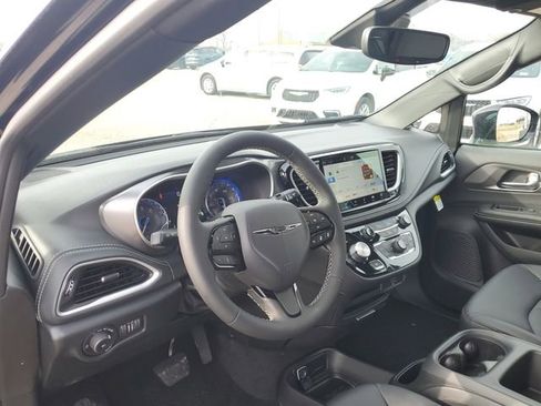 New 2026 Chrysler Pacifica Select image 12