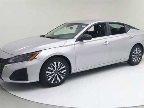 Certified 2024 Nissan Altima 2.5 SV image 3