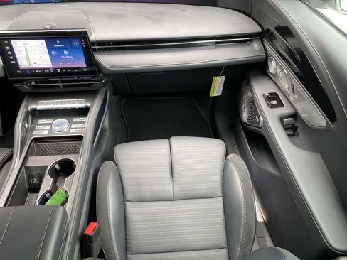 Used 2025 Lincoln Nautilus Reserve AWD/4WD image 17