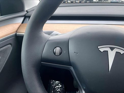 Used 2024 Tesla Model Y Long Range image 23