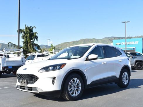 Used 2020 Ford Escape SE FWD image 3