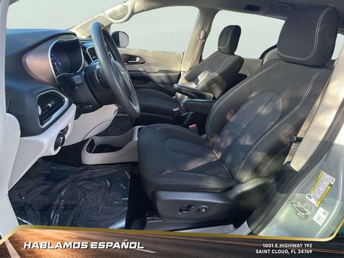Used 2022 Chrysler Voyager LX image 14