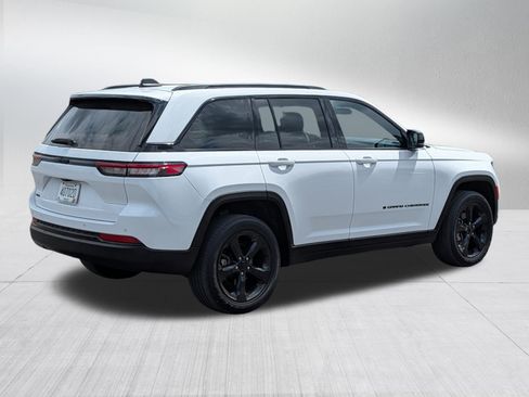 Used 2023 Jeep Grand Cherokee Altitude AWD/4WD image 7