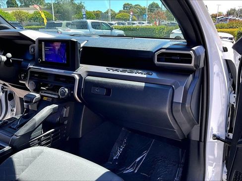 Certified 2025 Toyota Tacoma SR5 w/ SR5 Upgrade Package AWD/4WD image 27