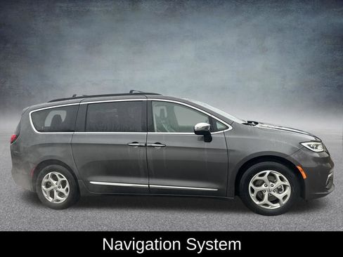 Used 2023 Chrysler Pacifica Limited image 5