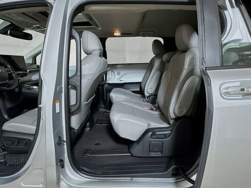 Used 2025 Toyota Sienna XLE image 23