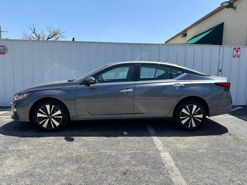 Used 2021 Nissan Altima 2.5 SV AWD/4WD image 2