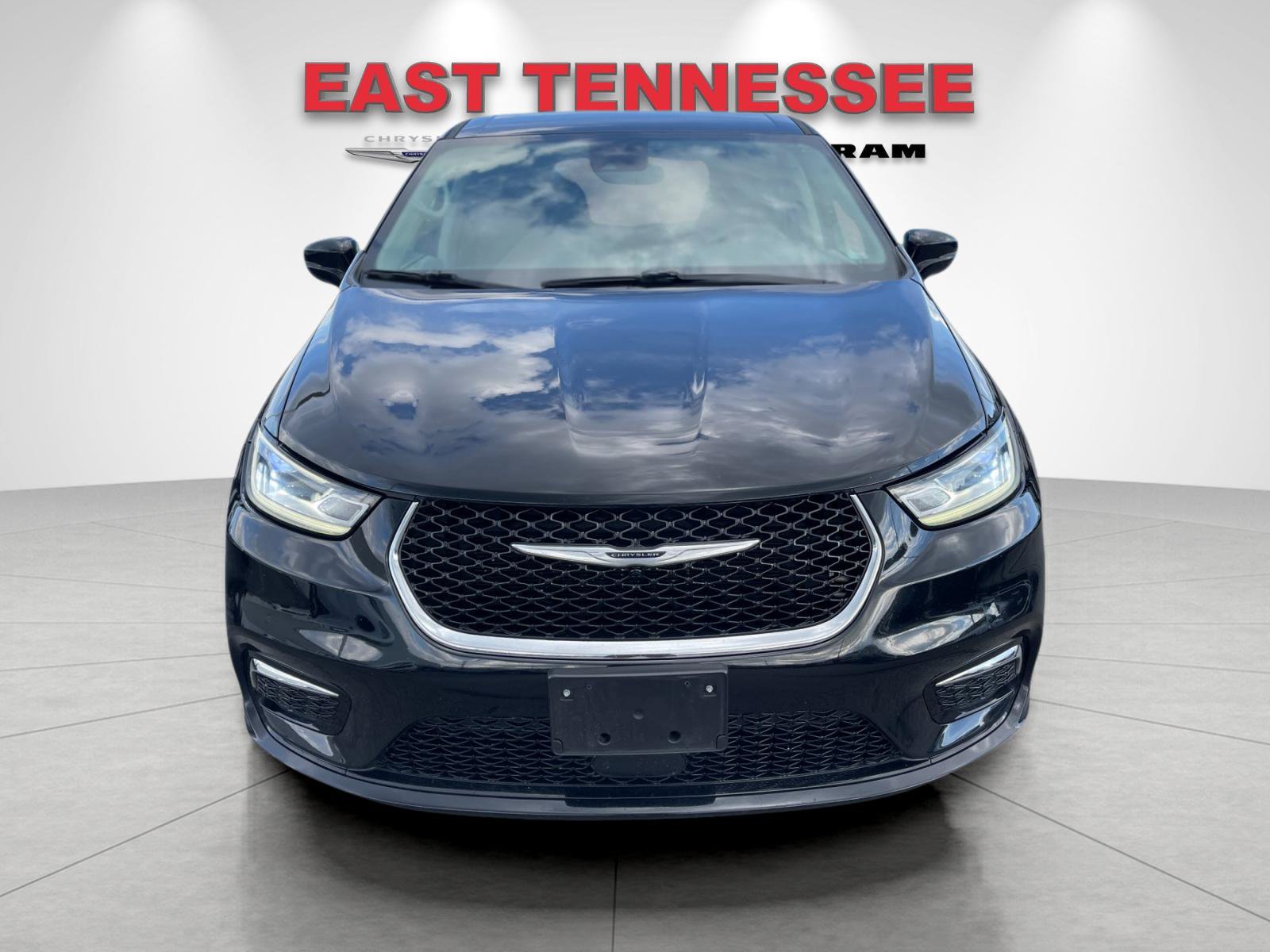 Used 2024 Chrysler Pacifica Touring-L FWD image 9
