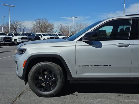 New 2026 Jeep Grand Cherokee Altitude AWD/4WD image 11