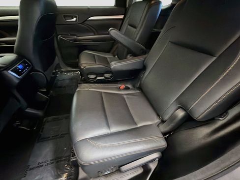 Used 2018 Toyota Highlander XLE FWD image 13