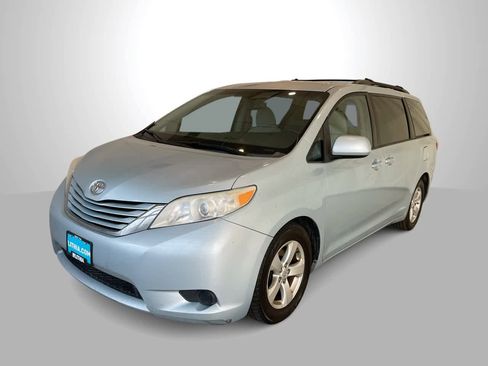 Used 2015 Toyota Sienna LE image 1