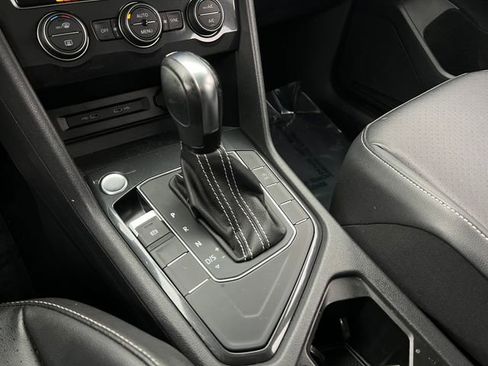 Used 2021 Volkswagen Tiguan SE w/ Panoramic Sunroof Package image 28